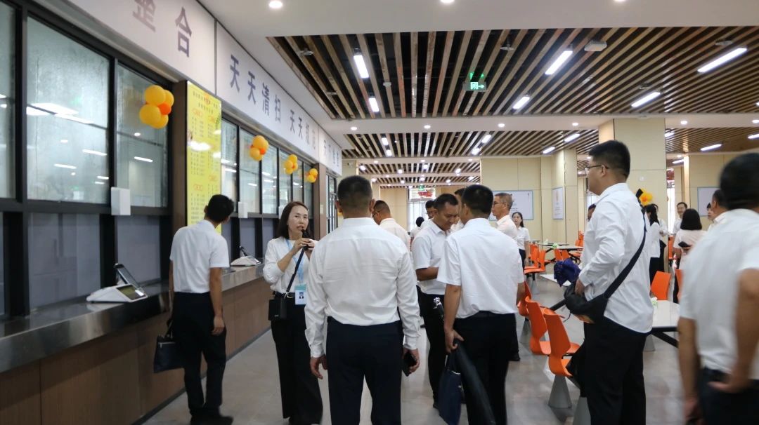 参加临沧市庆祝第40个教师节大会的相关人员到 betway西汉姆联官网参观指导